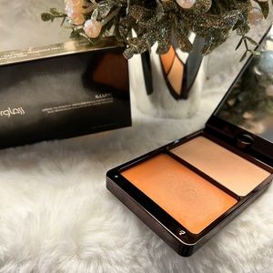Hourglass cream bronzer in Bronze Light color.